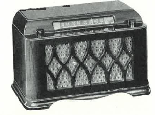 Datant du milieu du siècle, cette radio de table aux côtés lisses est fabriquée en bois et dotée de commandes simples.