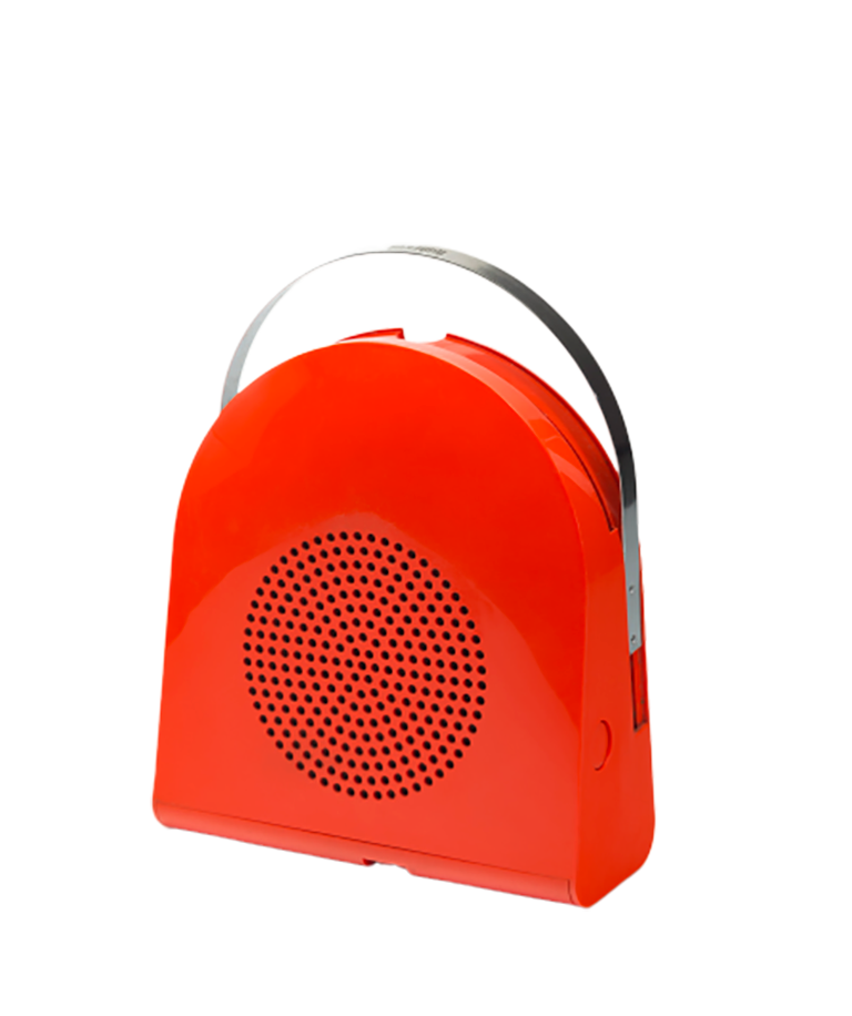 Tourne-disque voûté de plastique rouge avec poignée d’acier arrondie et rétractable sur le dessus. Un cercle perforé au centre sert de haut-parleur.