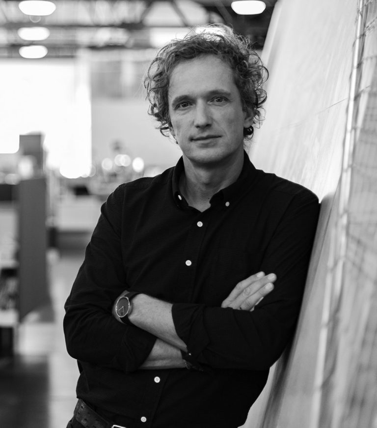 Portrait d'Yves Béhar. Un designer basé à San Francisco et fondateur de fuseproject.