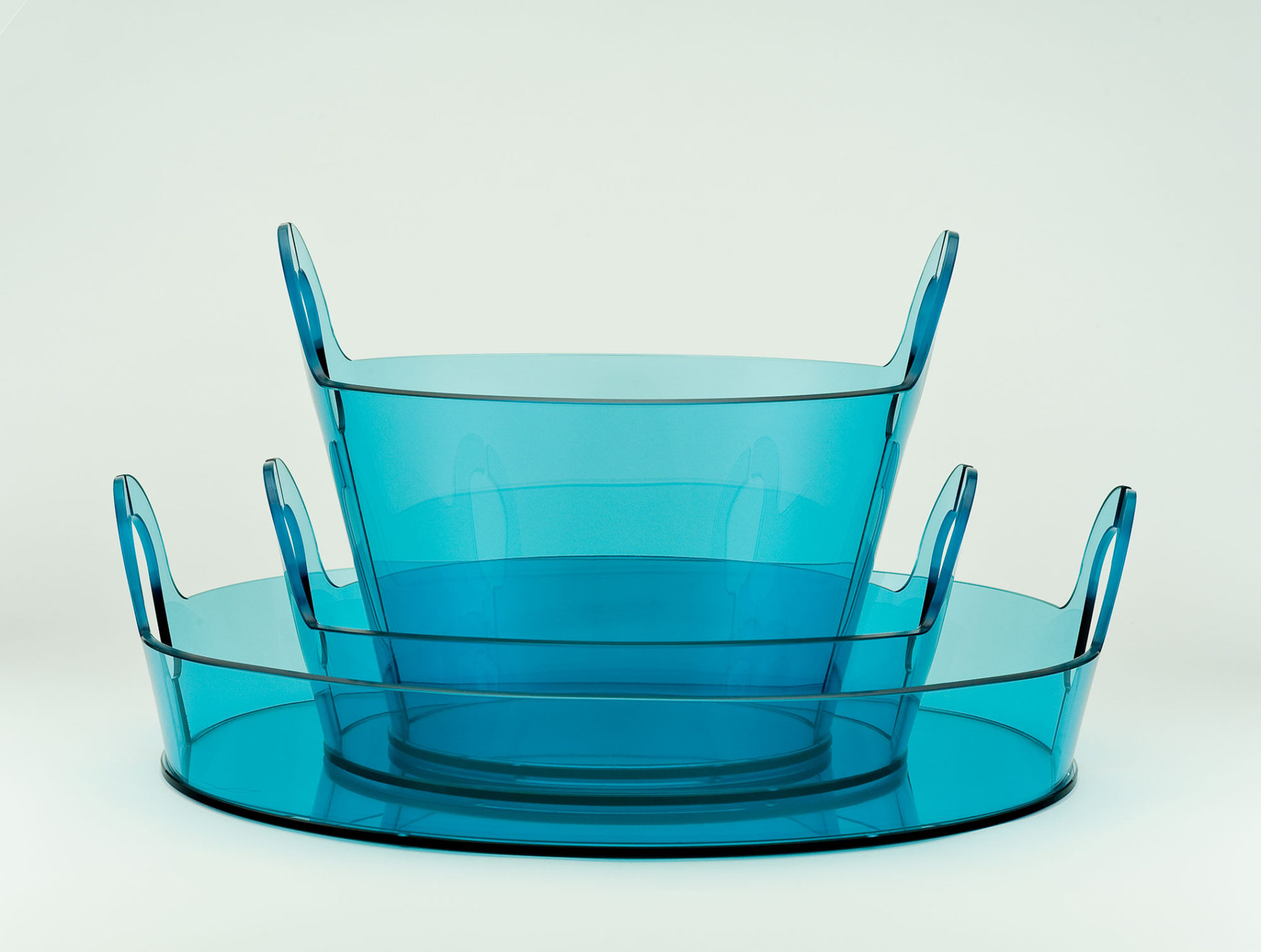 Ensemble de paniers circulaires empilables en verre translucide bleu de tailles et proportions diverses.