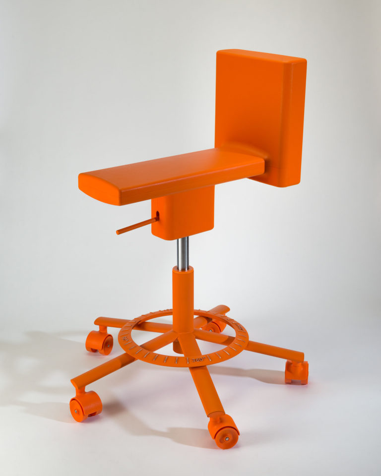 Chaise haute pivotante sur roulettes à assise très étroite et dossier bas. Tous les composants sont de couleur orange vif.