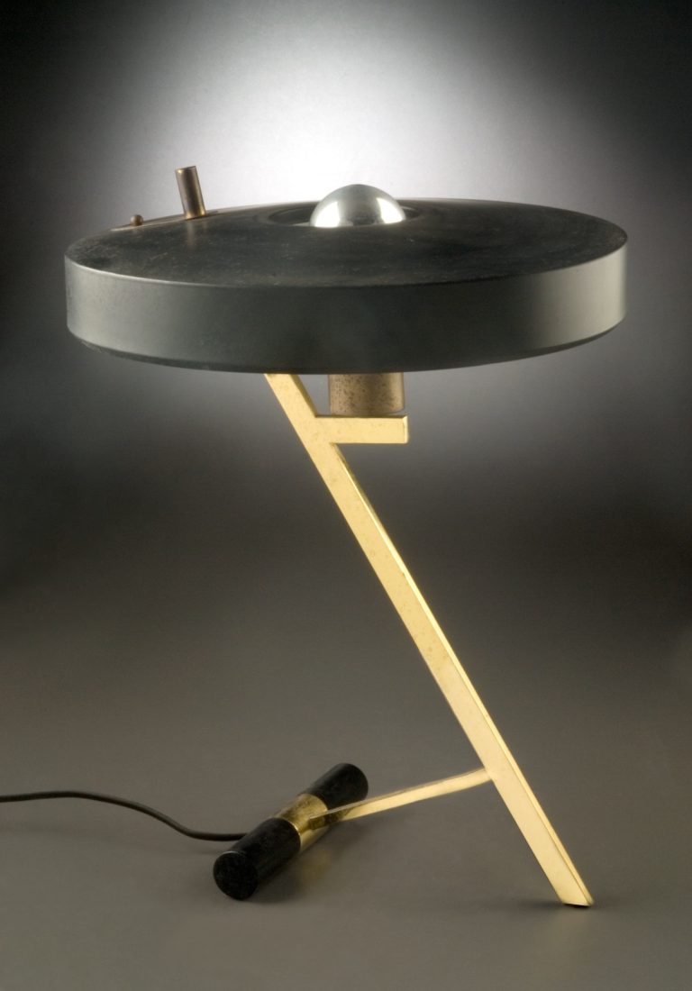 Lampe de table à tige en laiton inclinée avec abat-jour cylindrique mince en aluminium noir.