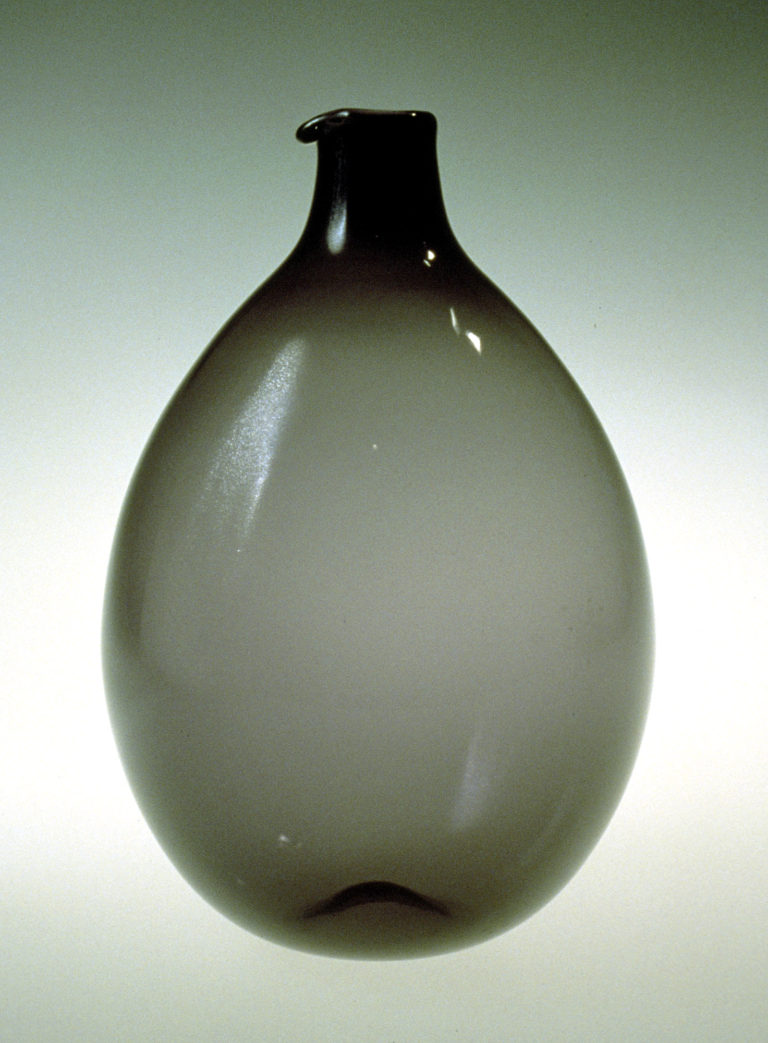 Bulb-shaped decanter in transparent grey glass.
