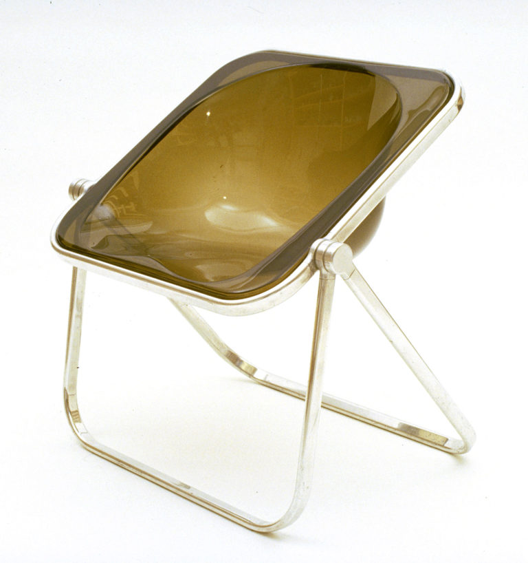 Chaise à cadre d’aluminium avec pattes tubulaires soutenant une coque de plastique translucide formant l’assise et le dossier.