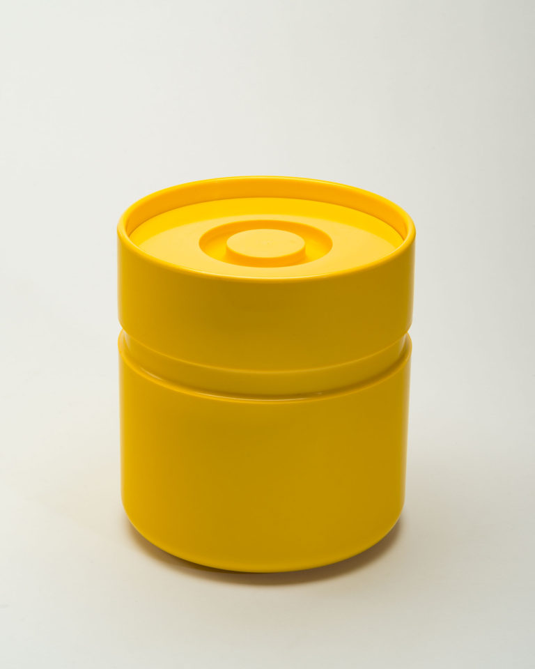 Seau à glace cylindrique jaune à rainure tracée autour et sillon en forme d’anneau sur le couvercle qui sert de poignée.